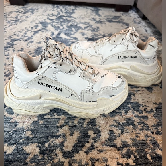 Balenciaga Triple S Sneaker Allover Logo in white and black technical material - Picture 6 of 9